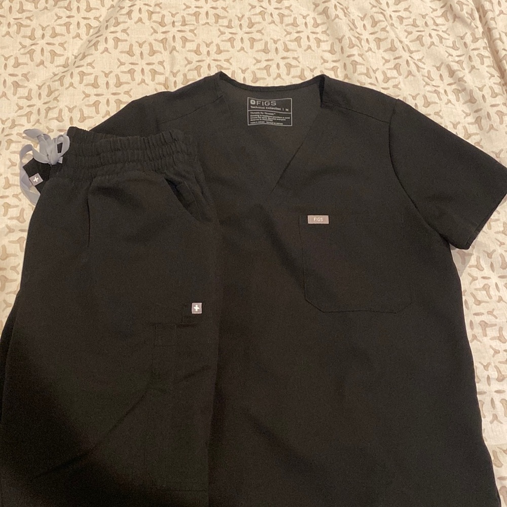 EUC FIGS Women’s scrub set black
